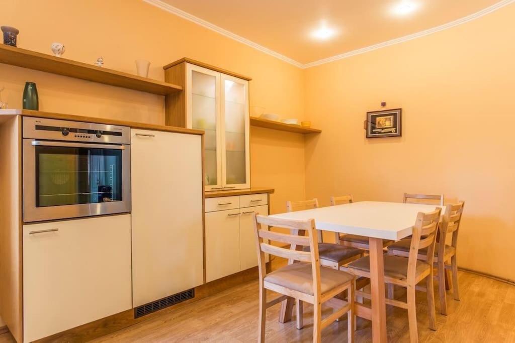 Old Town Apartment Next To Saint Peter'S Church Рига Экстерьер фото
